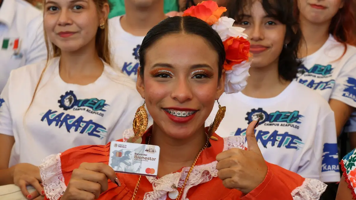 Jóvenes escribiendo el futuro